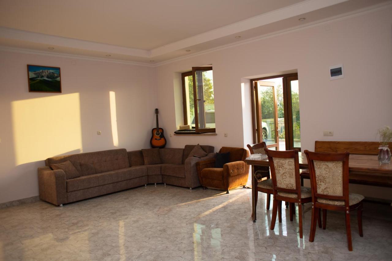 يريفان Apex Rest House Of 10 Rooms And Pool المظهر الخارجي الصورة