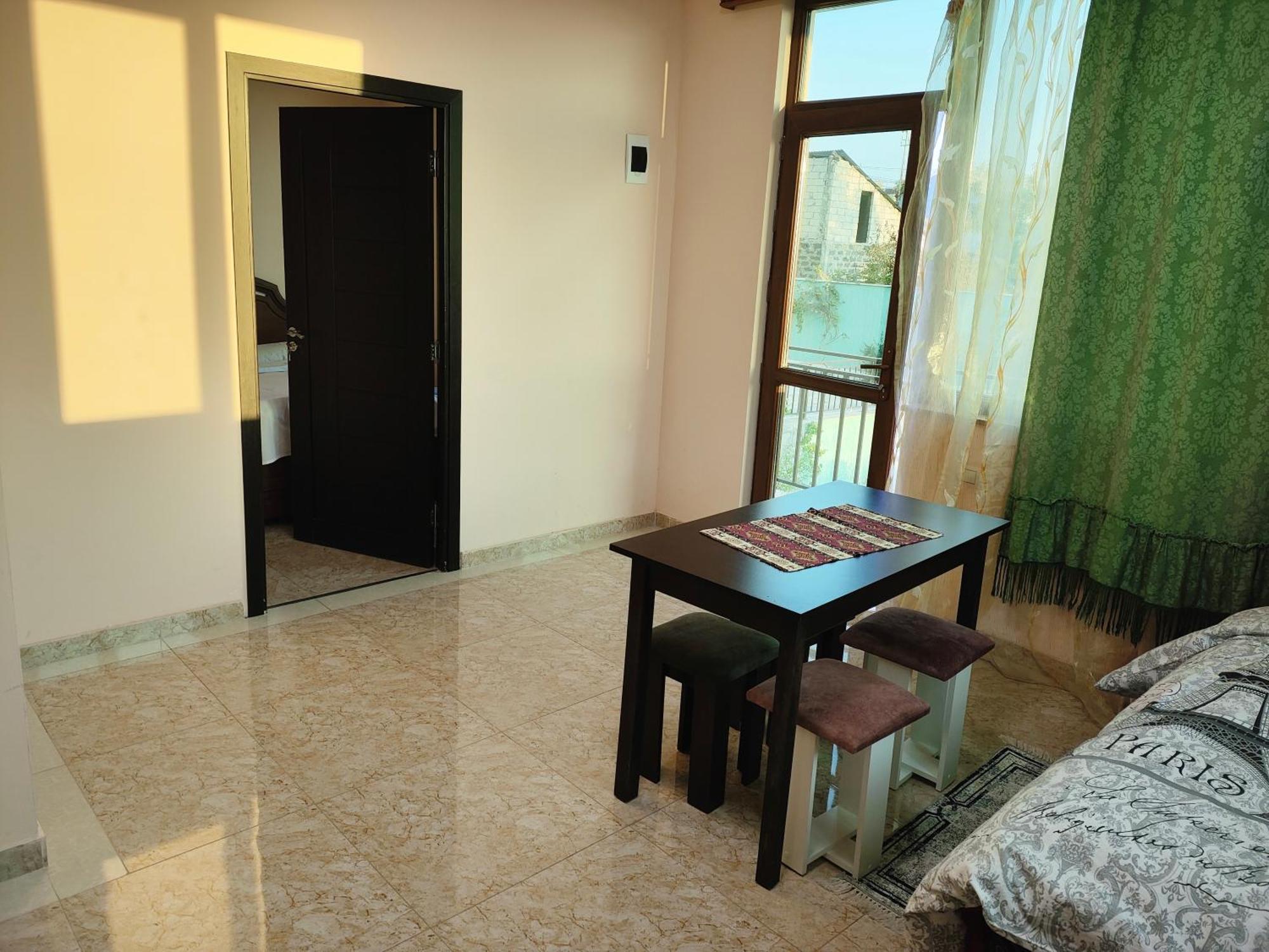 يريفان Apex Rest House Of 10 Rooms And Pool المظهر الخارجي الصورة