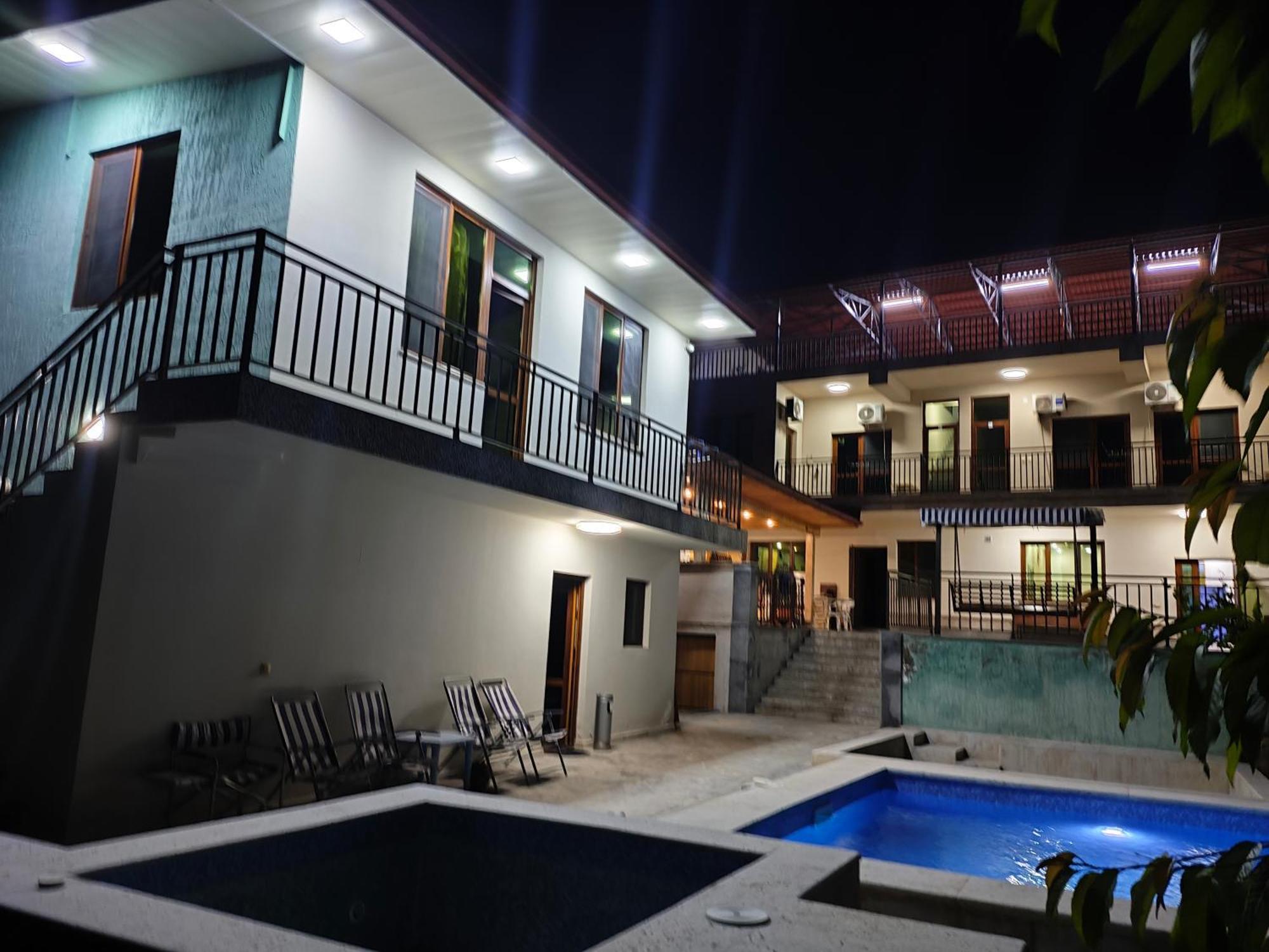 يريفان Apex Rest House Of 10 Rooms And Pool المظهر الخارجي الصورة